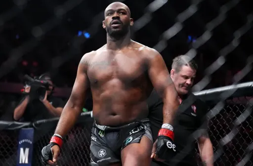 Бывший чемпион UFC Джонс отказался драться с Усиком по правилам бокса