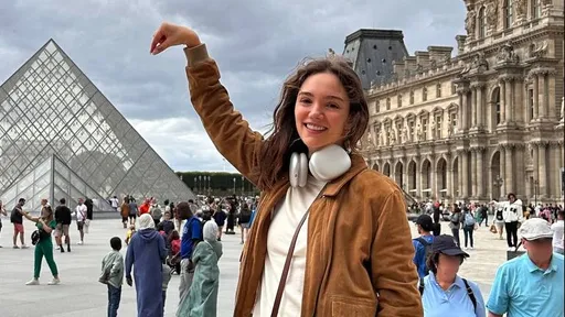 Медведева опубликовала ироничное фото на фоне Лувра с отсылкой на египетские пирамиды