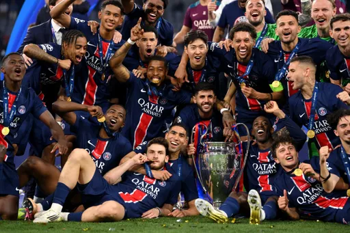 Болельщиков «ПСЖ» накажут за запуск пиротехники в центре Парижа