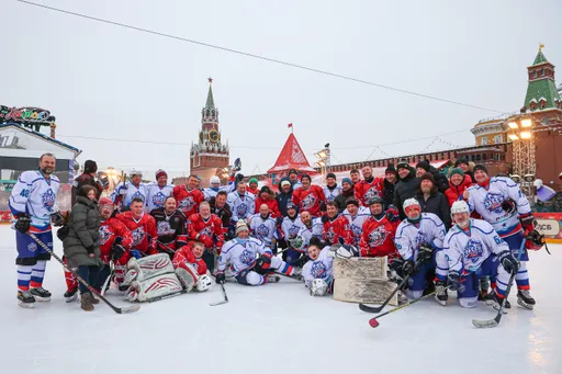Команды звёздных футболистов и артистов сыграли в хоккей на Красной площади