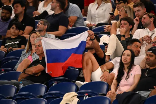 Организаторы Australian Open после жалоб украинского посла запретили зрителям приносить на трибуны флаги России