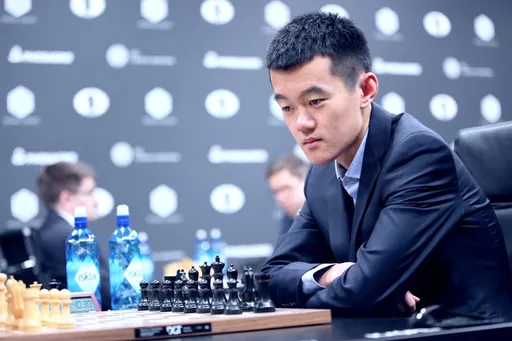 Действующий чемпион мира по шахматам Лижэнь уступил Карлсену на турнире Norway Chess