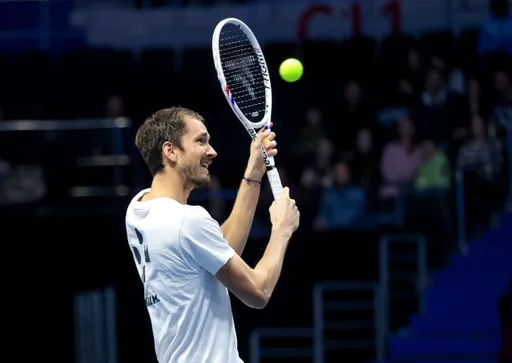 Медведев обыграл Вавринку во втором круге турнира ATP-500 в Дубае