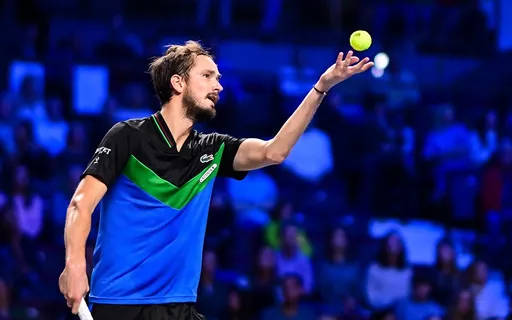 Медведев вышел в 1/8 финала Australian Open, обыграв канадца Оже-Альяссима