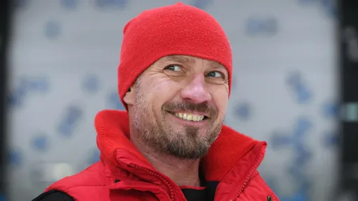 Костомаров показал, как бодро поднимается по лестнице в протезах