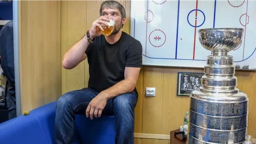 Пивоварня Budweiser отправила по банке вратарям НХЛ, не пропустившим от Овечкина