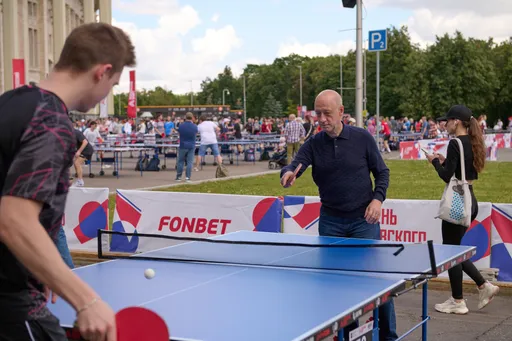 Рекорд России по одновременной игре в теннис на наибольшем количестве столов был зарегистрирован в рамках «Дня Московского спорта»