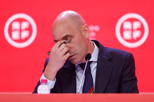 Глава RFEF Рубиалес извинился перед королевой Испании за неприличный жест