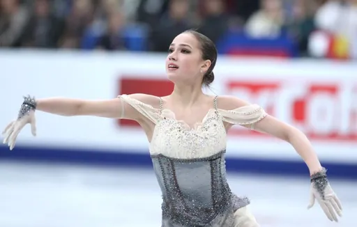 Фигуристка Алина Загитова сняла серию фото в чёрном мини-платье