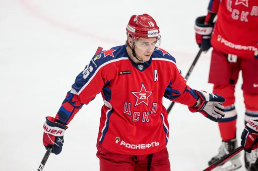 Плотников побил рекорд Мозякина по количеству матчей в КХЛ