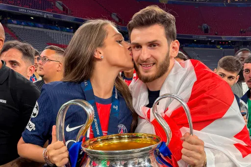 Кварацхелия выиграл ЛЧ с «ПСЖ» второй год подряд. Знакомимся с его красоткой-женой Ницей Тавадзе