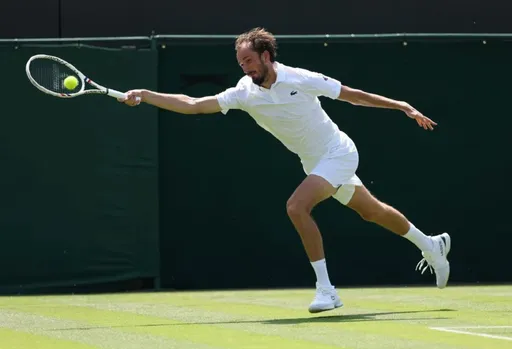 Медведев уступил теннисисту из-за пределов топ-50 на третьем турнире ATP подряд