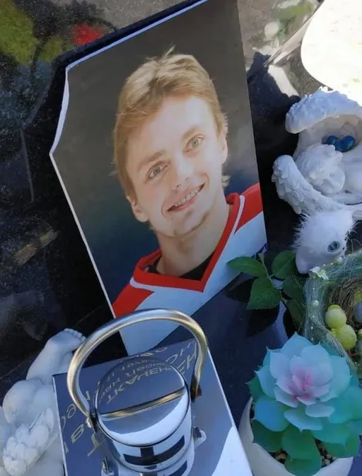 В Ярославле разбили памятник хоккеисту Ткаченко, погибшему в авиакатастрофе с «Локомотивом»