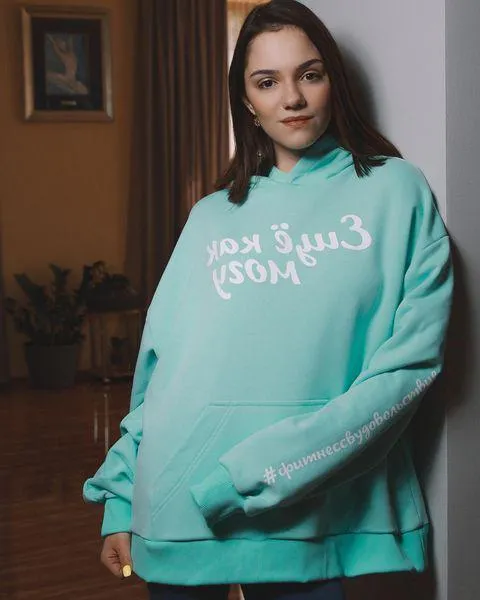 Медведева представила коллекцию одежды с надписью «Еще как могу»