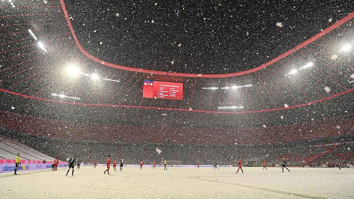 Матч «Баварии» и «ПСЖ» в снегу
