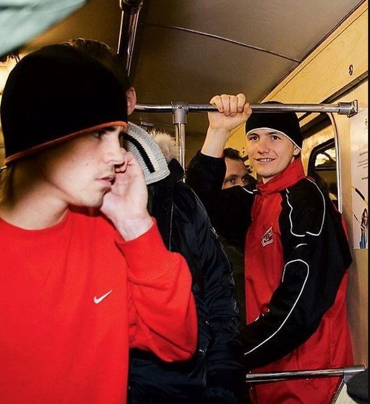Игроки «Спартака» добираются на метро на матч Лиги чемпионов против «Интера» в 2006 году