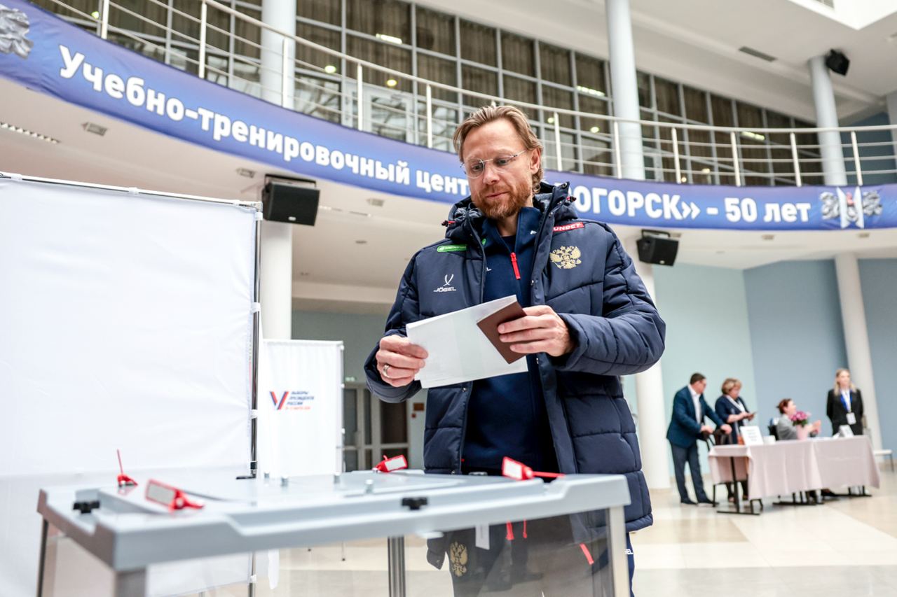 Карпин и игроки сборной России по футболу проголосовали на выборах президента России