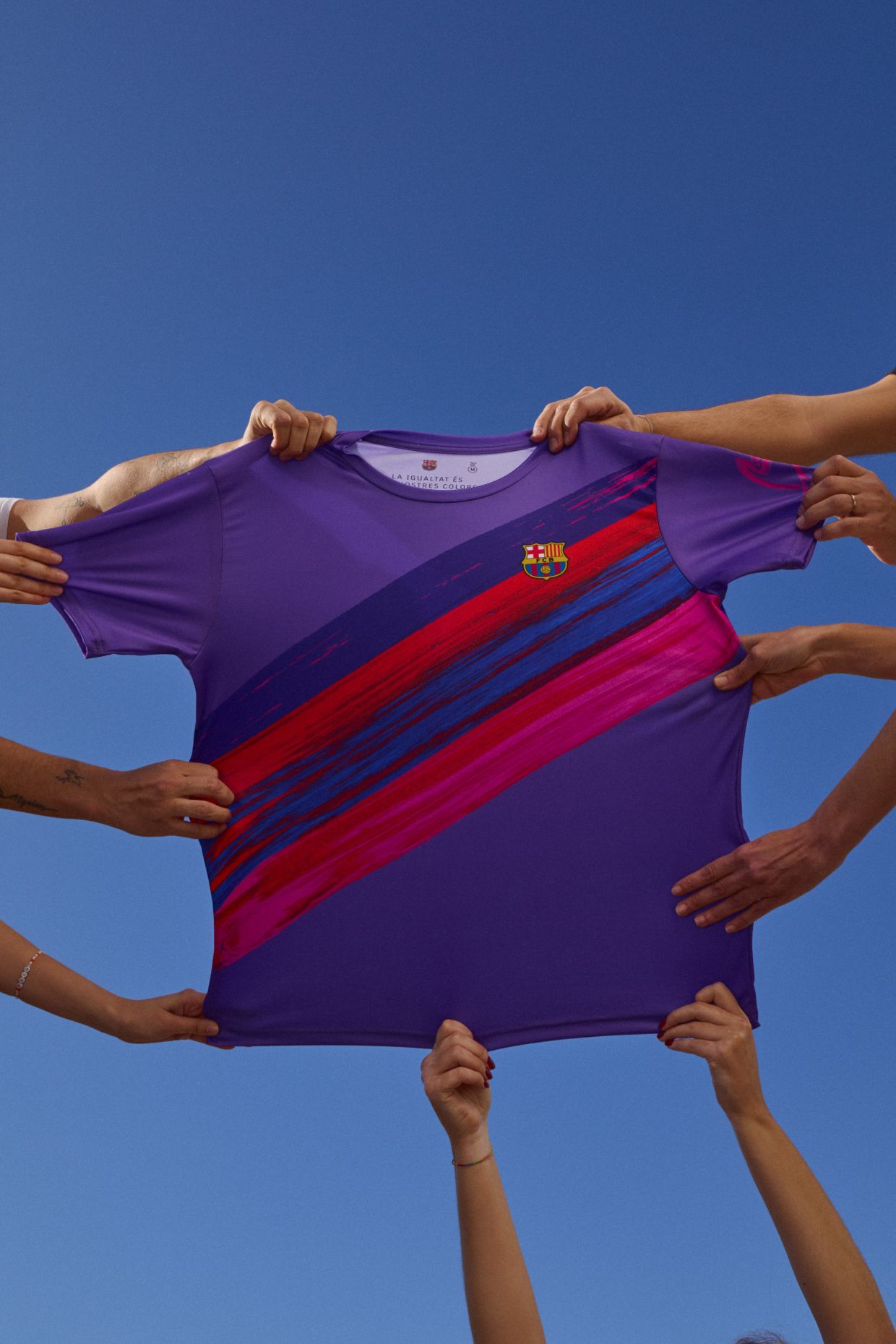 Испанская «Барселона» представила специальный комплект игровой формы, приуроченный к 8 Марта