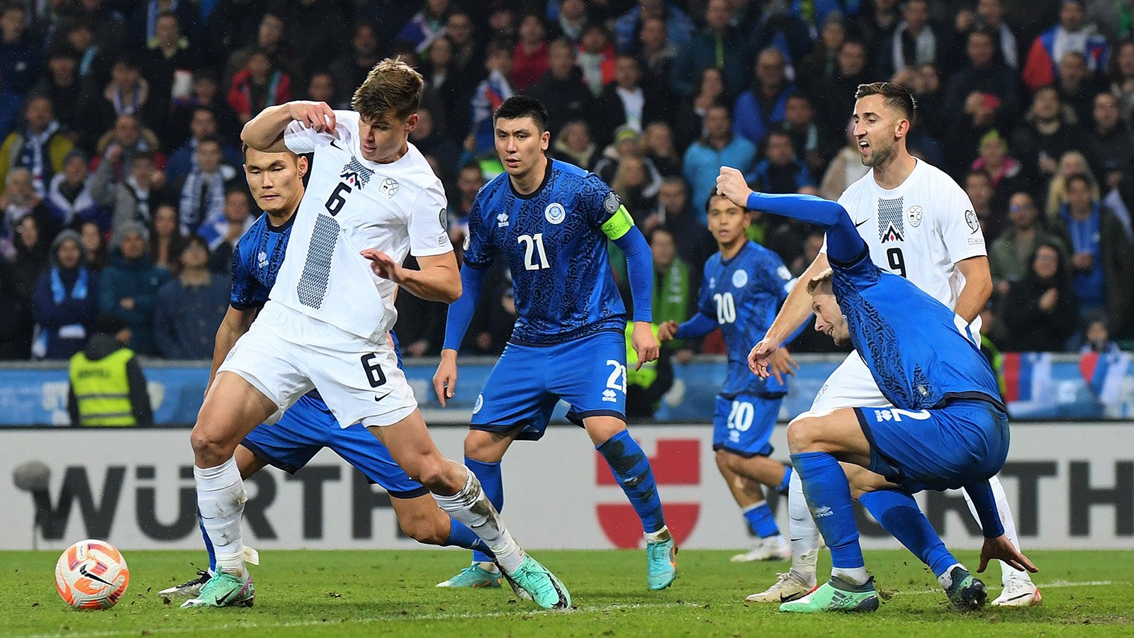 Словения впервые в истории вышла в плей-офф Евро, заняв третье место в группе с Англией, Данией и Сербией