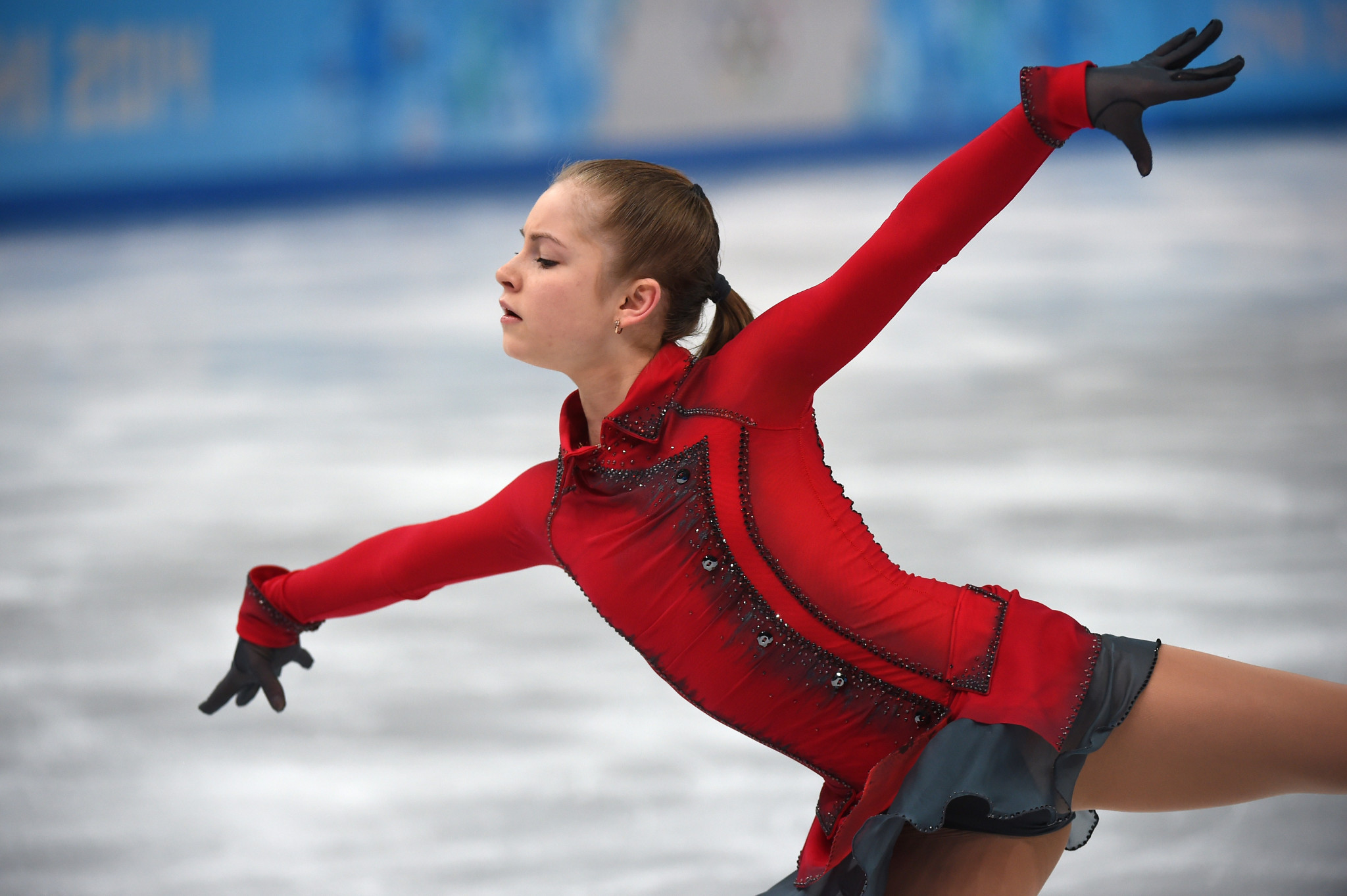 Олимпийская чемпионка по фигурному катанию. Юлия Липницкая список Шиндлера. Юлия Липницкая в Красном пальто. Липницкая список Шиндлера. Мелкая фигуристка.