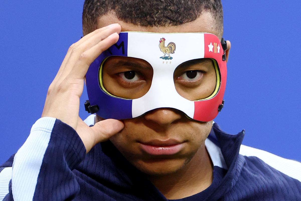 Мбаппе показал защитную маску перед матчем с Нидерландами на Евро-2024