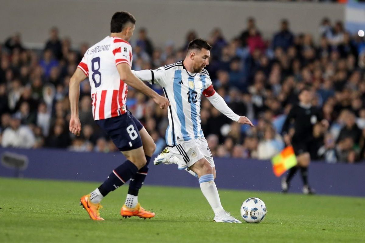 Нападающий сборной Парагвая Санабрия плюнул в Месси во время матча отбора ЧМ-2026