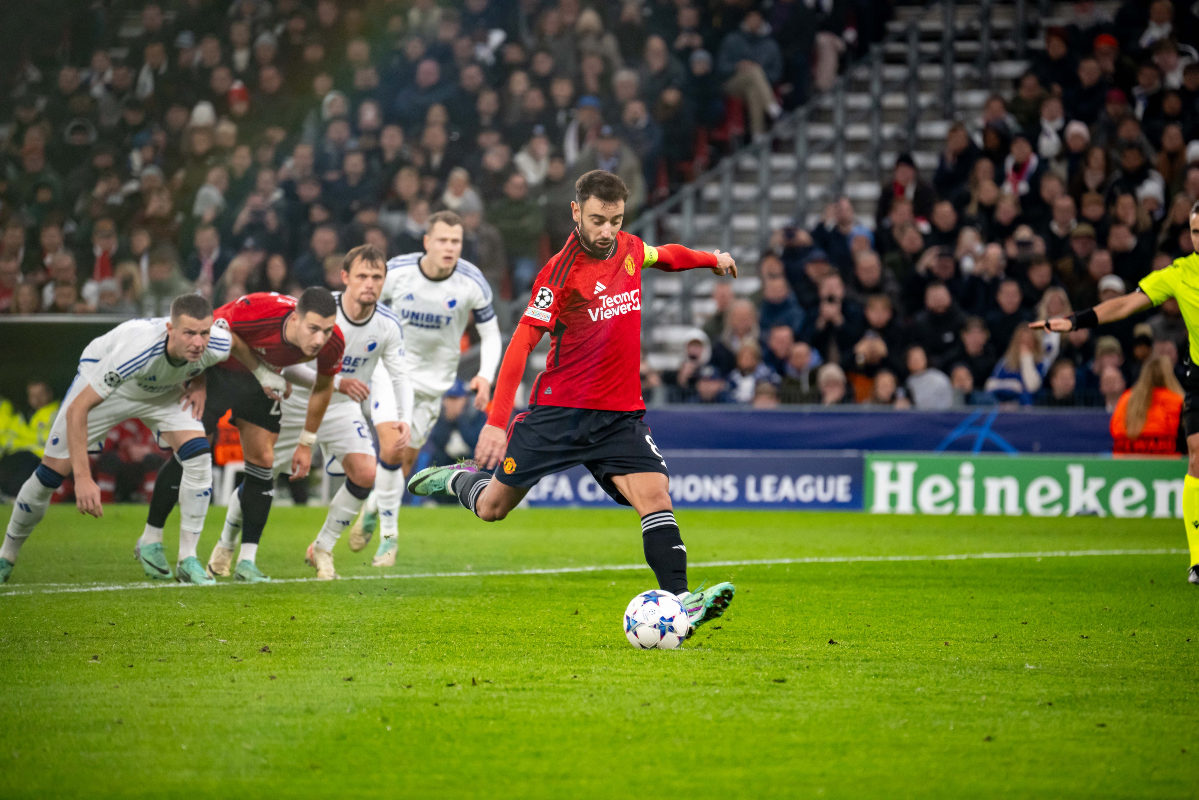 Матч манчестер сити копенгаген трансляция. Чемпионат Англии матчи. Manchester United 16 номер. Манчестер Юнайтед против Ньюкасл. Ман Юнайтед проиграл 2024.