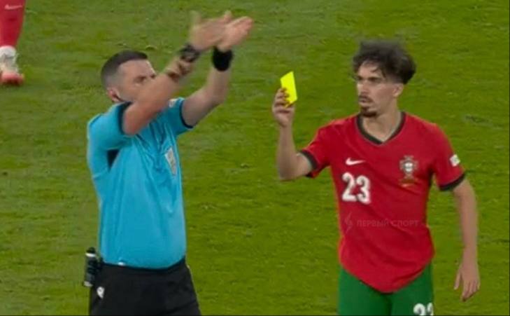 Португалец Витинья «показал» жёлтую карточку судье во время четвертьфинального матча Евро-2024