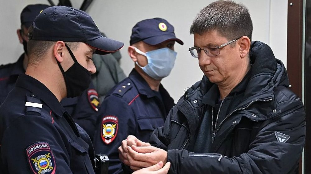 Ломаев назвал справедливым решение суда выпустить Ларина на свободу