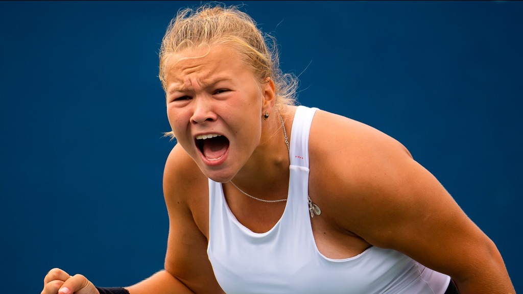 Шнайдер прошла в четвертьфинал WTA в Наньчане на отказе Звонарёвой