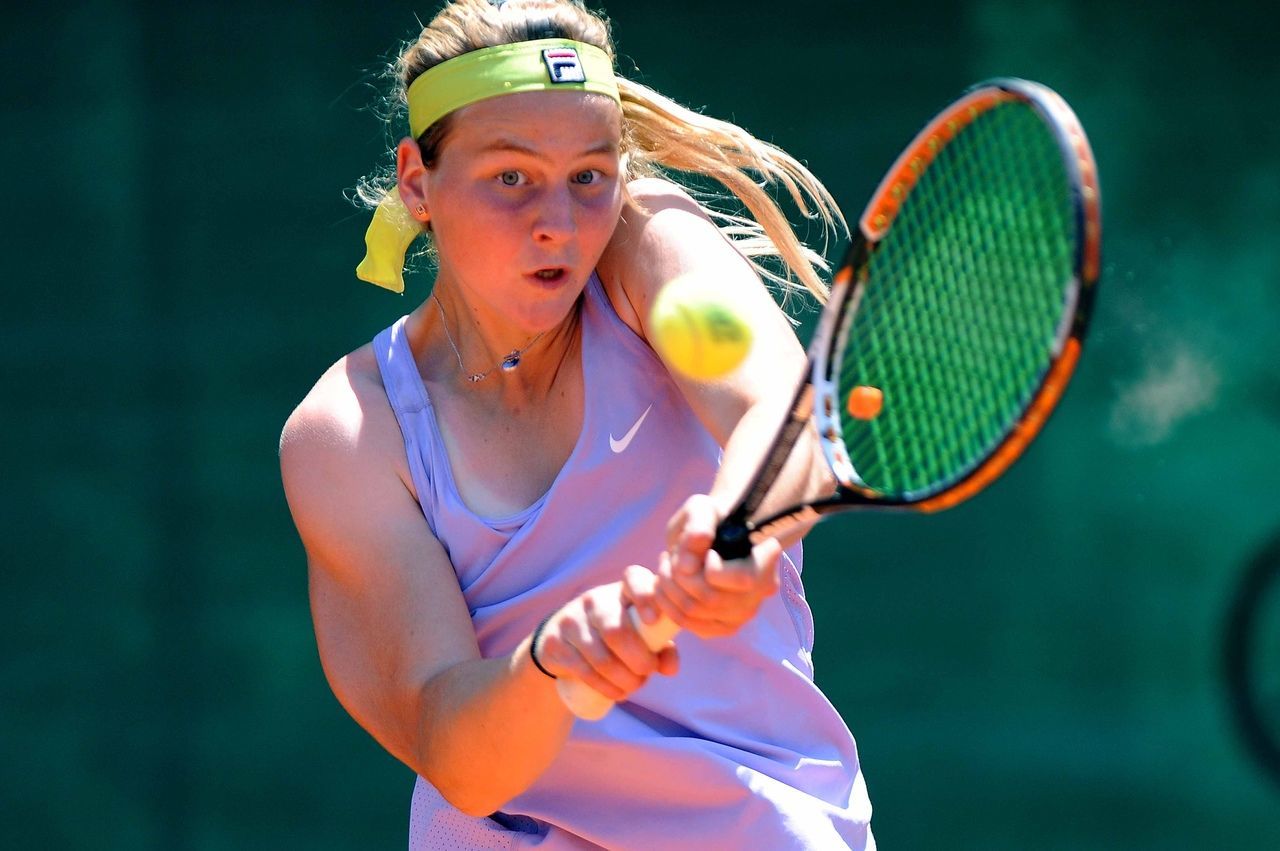 Россиянка Самсонова уступила Бенчич в финале теннисного турнира в Абу-Даби