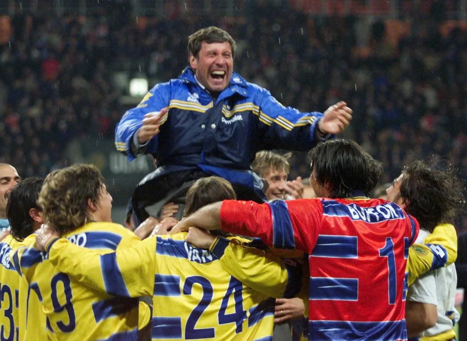 «Парма» отмечает победу в Кубке УЕФА-1999 в «Лужниках»
