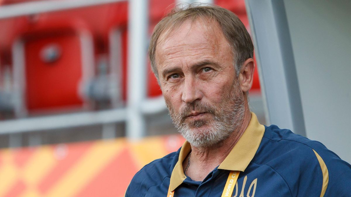Сборная Украины объявила об отставке тренера Петракова