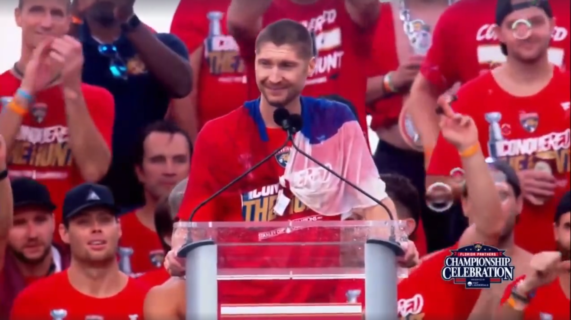Бобровский произнёс речь на чемпионском параде «Флориды» с флагом России