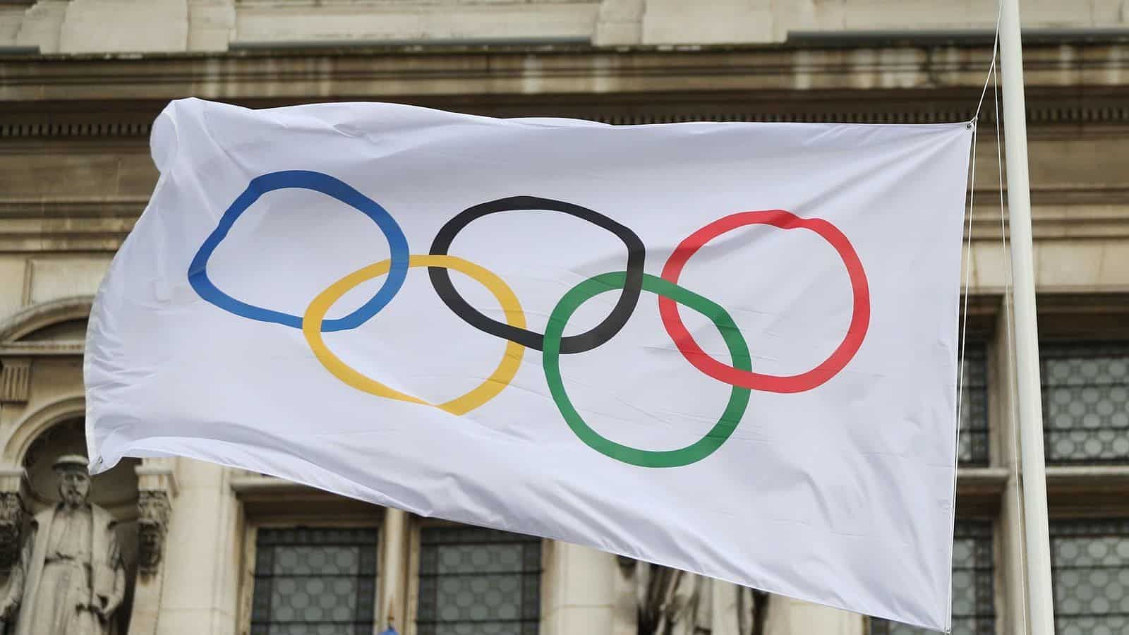 Олимпийский флаг был поднят вверх ногами во время церемонии открытия Игр в Париже