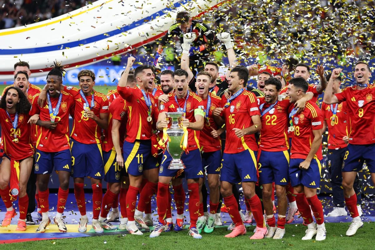 Сборная Испании провела чемпионский парад в Мадриде после победы на Евро-2024