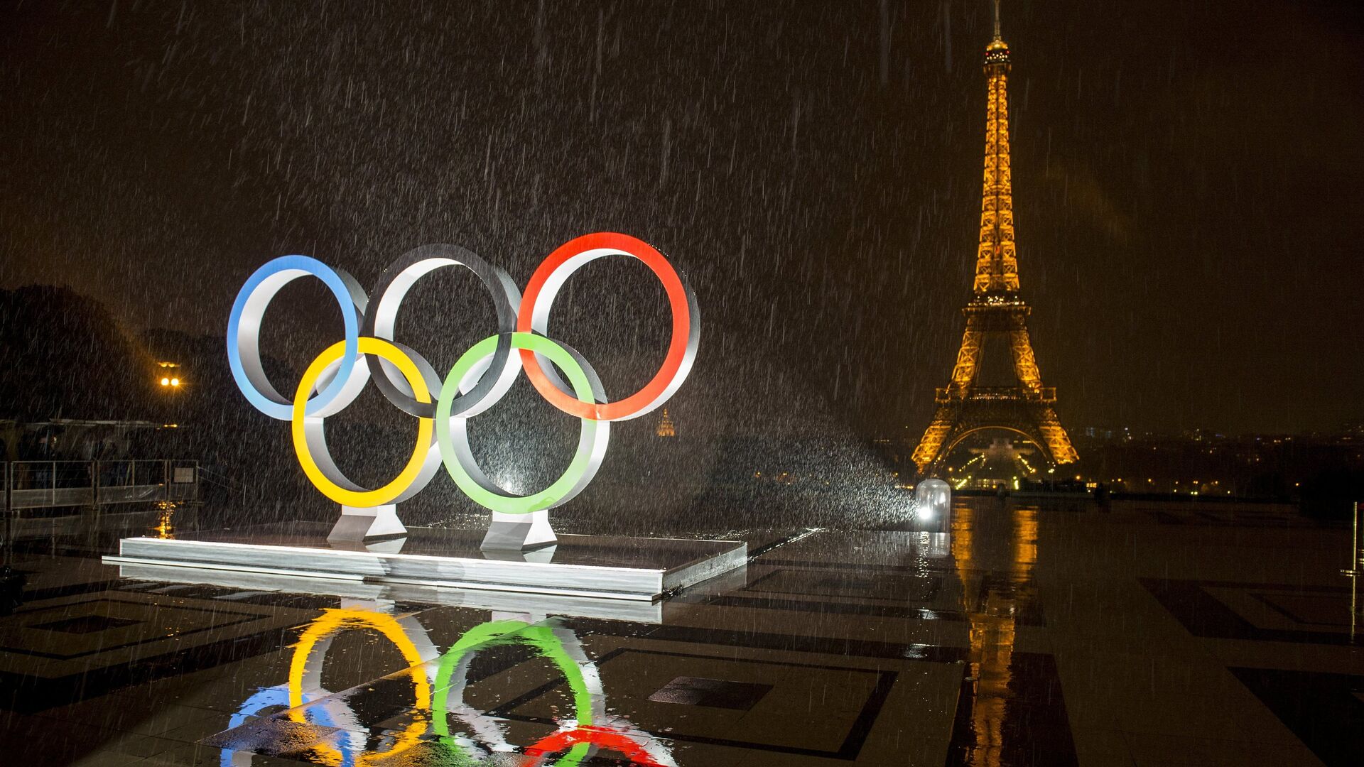 На Эйфелевой башне в Париже установили олимпийские кольца