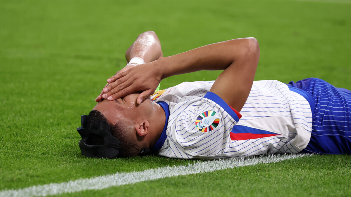 Мбаппе понадобилась медицинская помощь после попадания мяча в голову во время матча Евро-2024