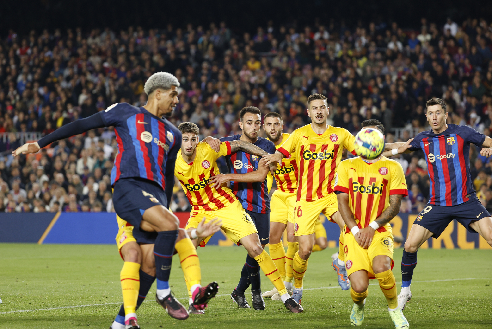 Барселона жирона матчи. Girona FC. Барселона Жирона 10.12.23. Барселона Жирона. Gerona vs Barcelona.