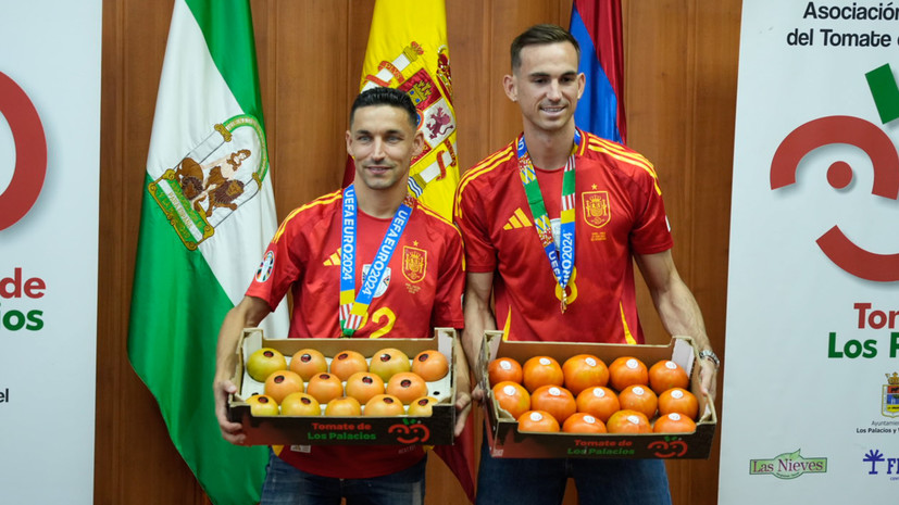 Игрокам сборной Испании Навасу и Руису вручили 150 кг томатов в родном городе
