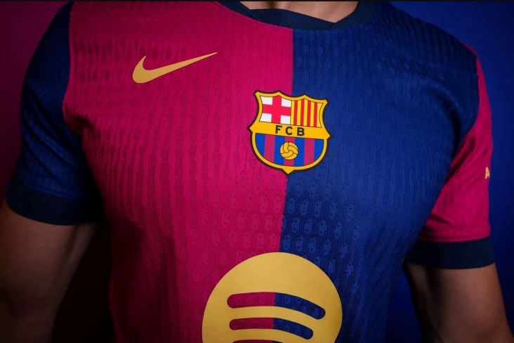 «Барселона» представила новую сине-бордовую домашнюю форму