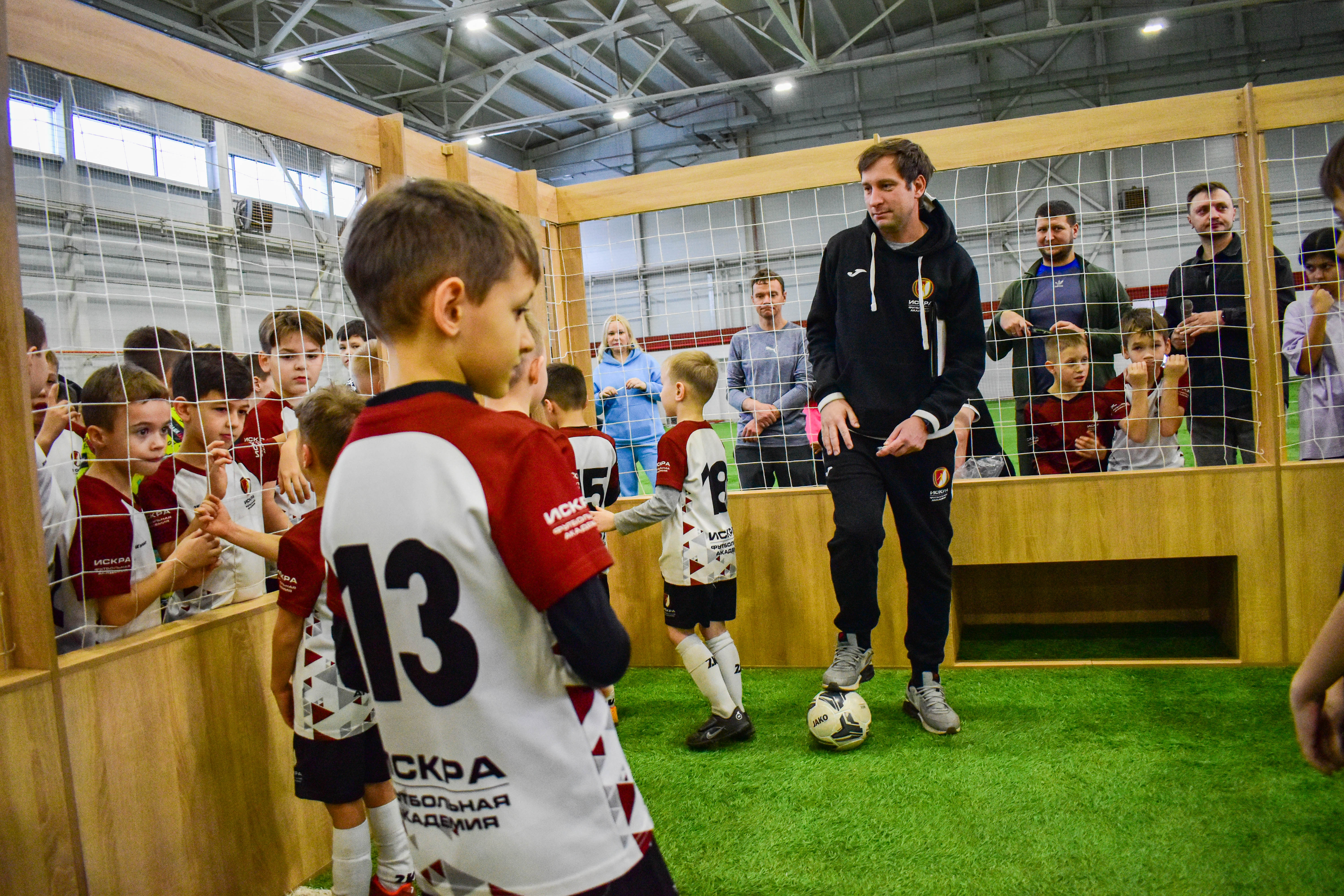 Аленичев, Титов и Тихонов помогают популяризировать панно-футбол в России –  уличный футбол один на один
