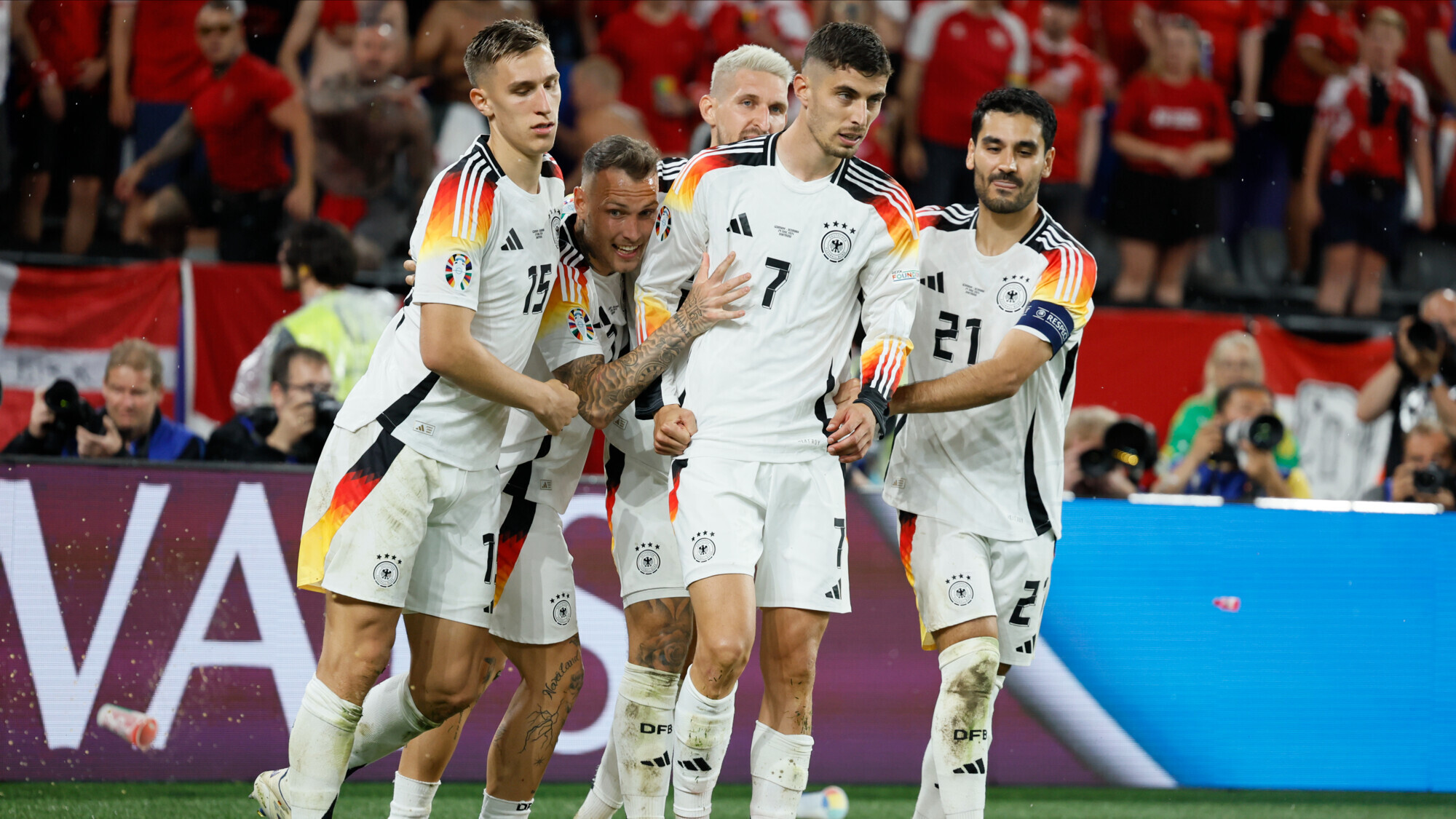 Bild: тренер сборной Германии оскорбил судью за работу на матче Евро с Испанией
