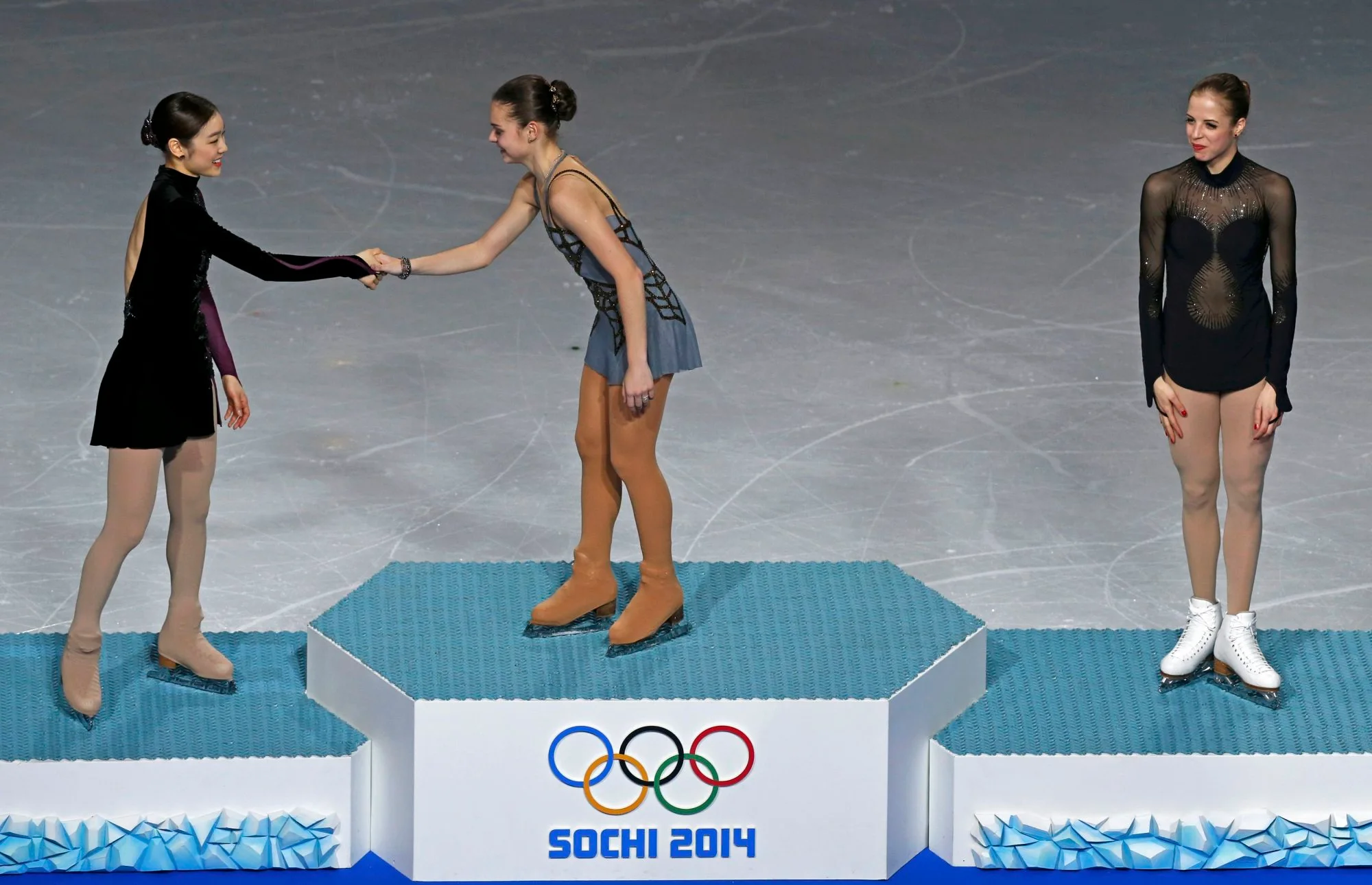 Ю-На Ким и Аделина Сотникова жмут руки на Олимпиаде-2014