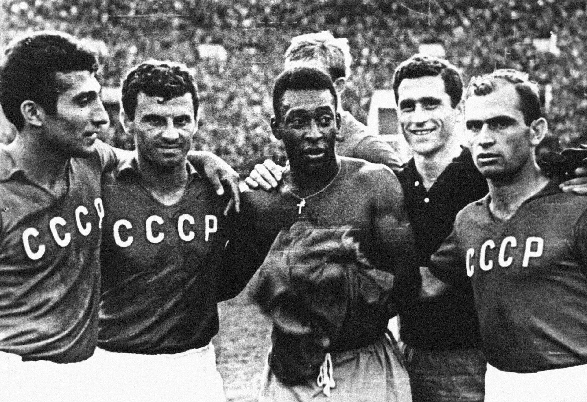 Пеле с игроками сборной СССР