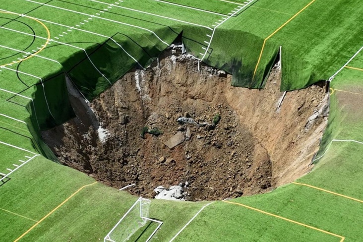 В США футбольное поле провалилось под землю и образовало гигантскую воронку