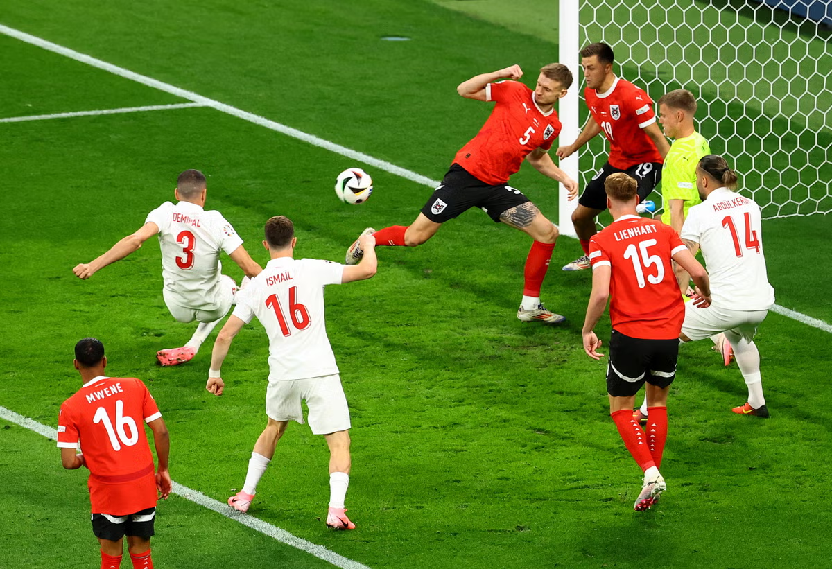Австрия и Турция забили все три гола в матче с угловых к середине второго тайма