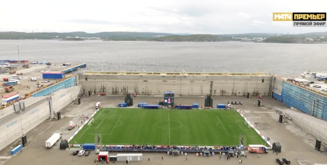 Стадион в Белокаменке на берегу Кольского залива. Скриншот трансляции: «Матч Премьер»