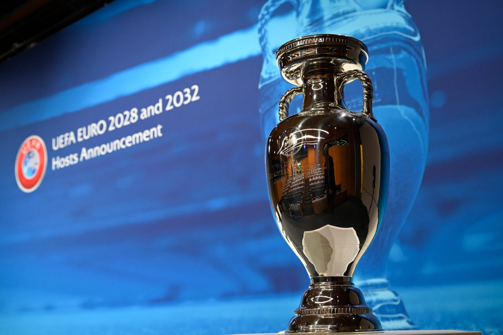 Евро 2028 по футболу где. UEFA Euro 2028. Футбол 2028. UEFA Euro Trophy 2024 vector.