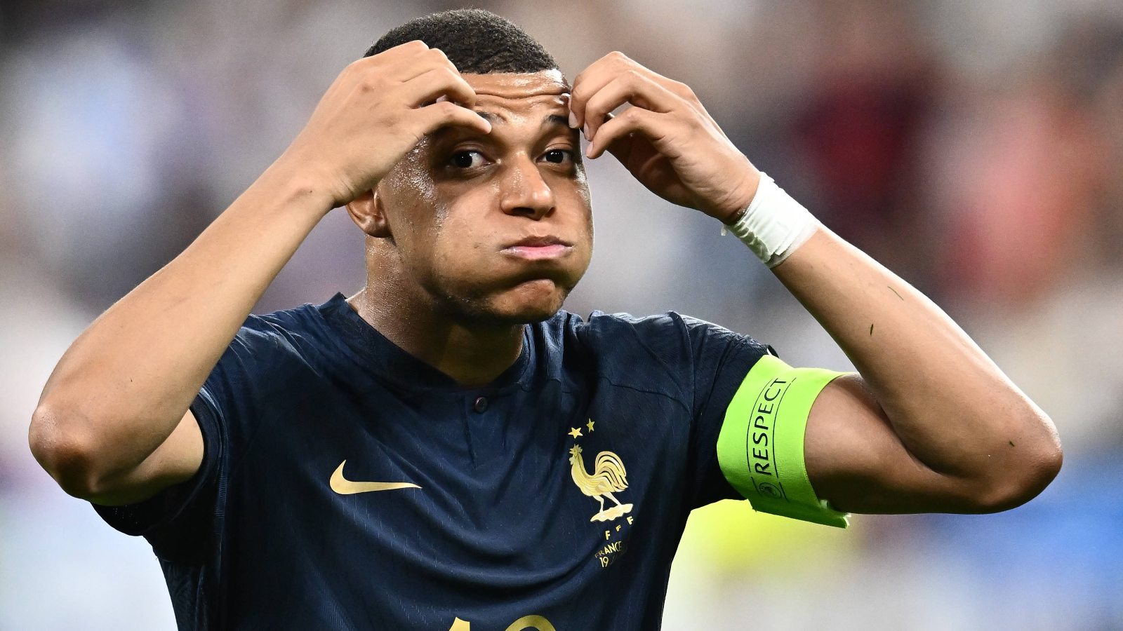 Фанаты сборной Франции предложили Мбаппе варианты масок из-за сломанного носа